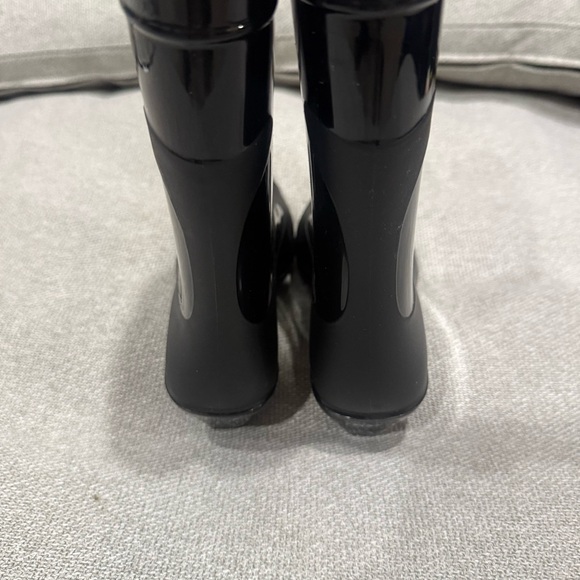 Sleek Black Women's Winter Boots - Picture 3 of 3